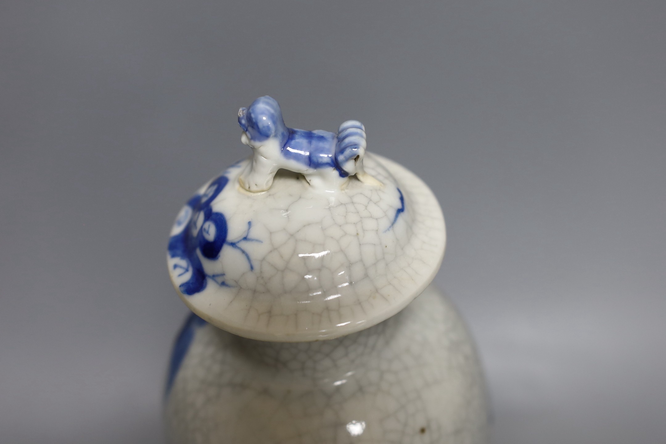 A Chinese blue and white crackle glaze vase and cover, early 20th century